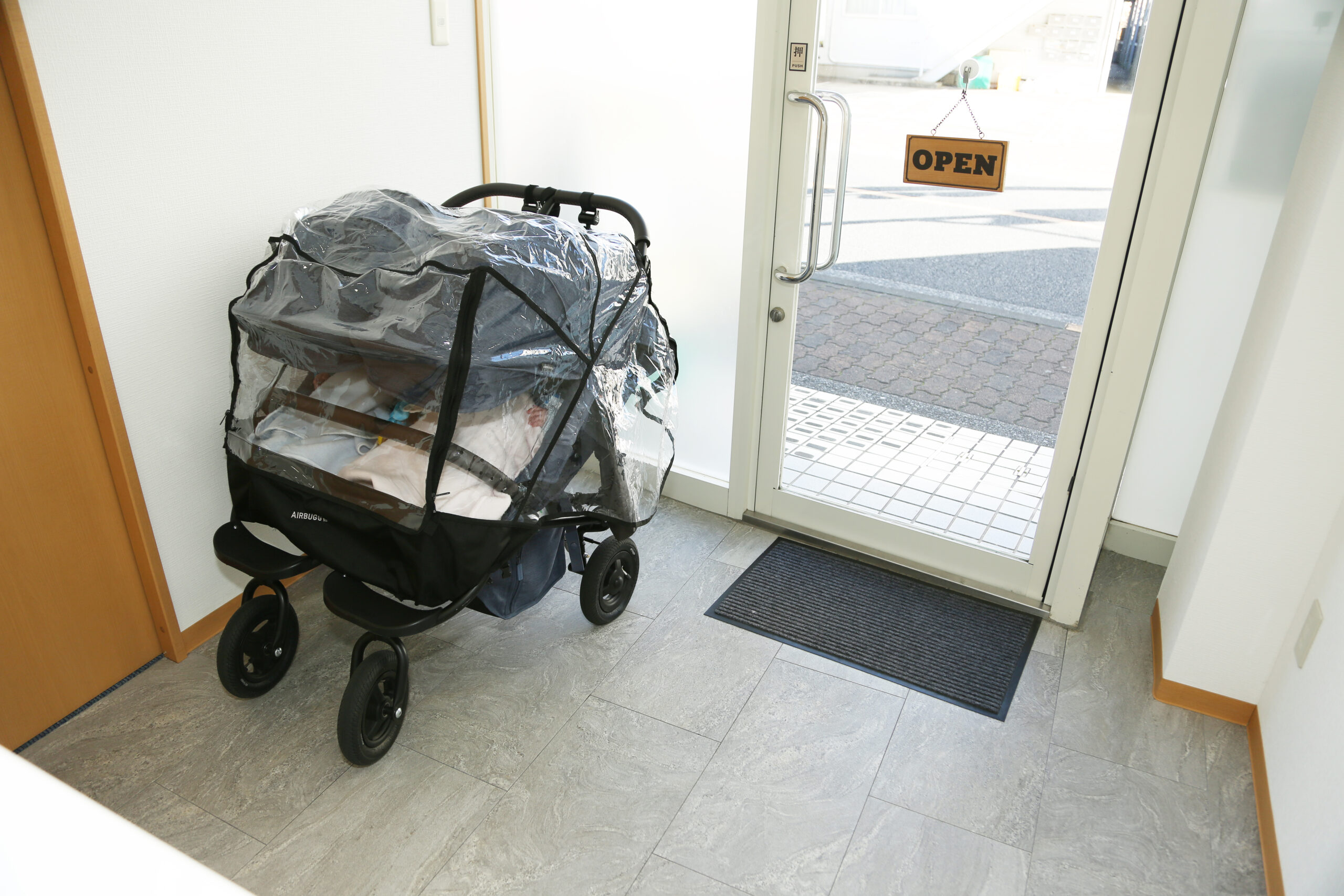 入口とベビーカーの写真